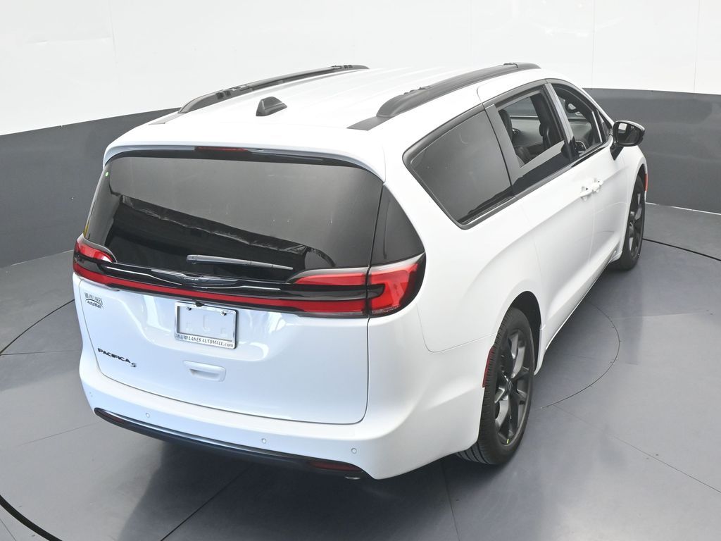 New 2026 Bright White Clearcoat Chrysler Select image 47