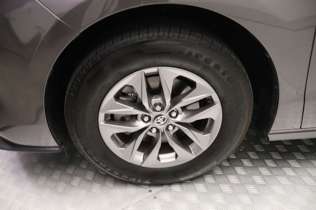 Thumbnail: 2023 Toyota Sienna - 4