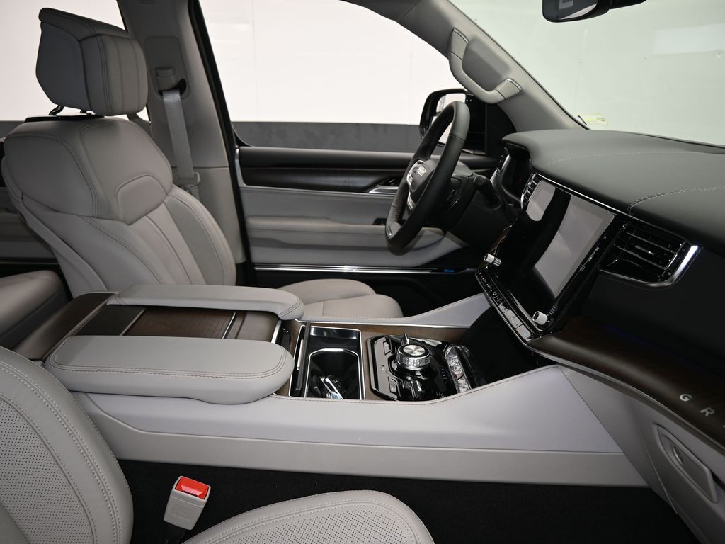 Used 2024 Diamond Black Crystal Pearlcoat Jeep Base image 58