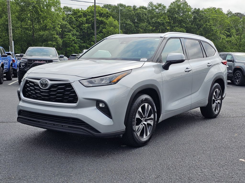 Celestial Silver Metallic 2020 Toyota Highlander XLE FWD SUV / Crossover Front-Wheel Drive 8-Speed Automatic