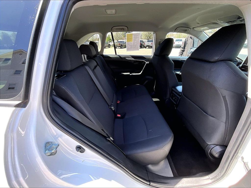 2025 Toyota RAV4 — photo 16