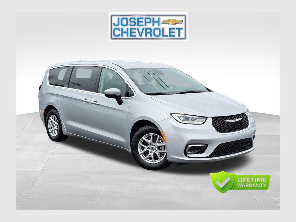 Silver Mist Clearcoat 2023 Chrysler Pacifica Minivan Front-Wheel Drive 9-Speed Automatic