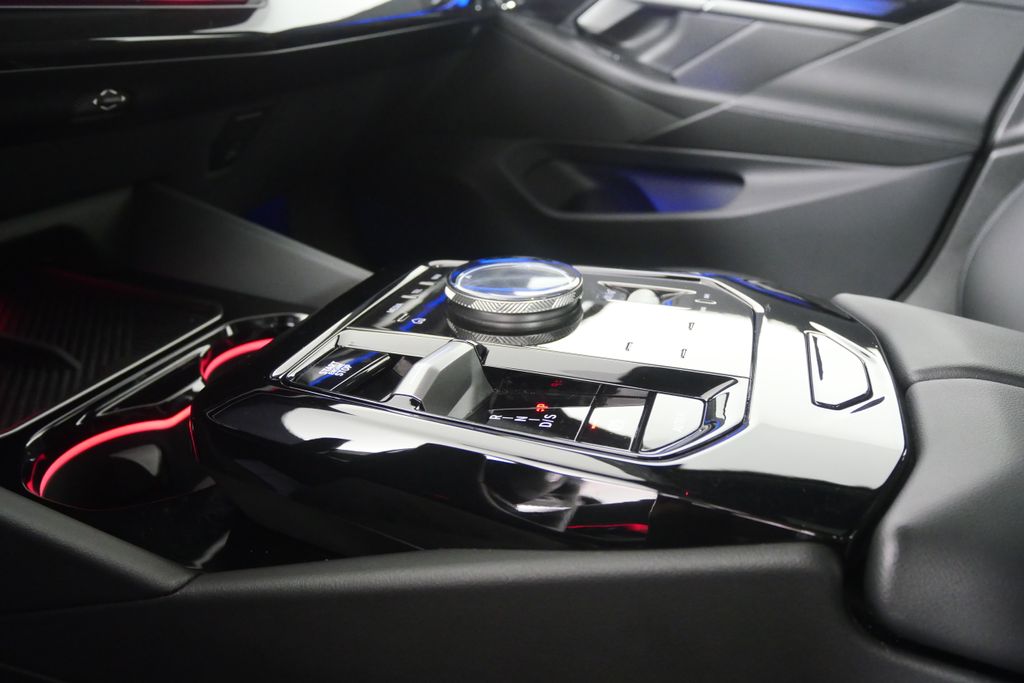 Thumbnail: 2025 BMW 5 Series - 22