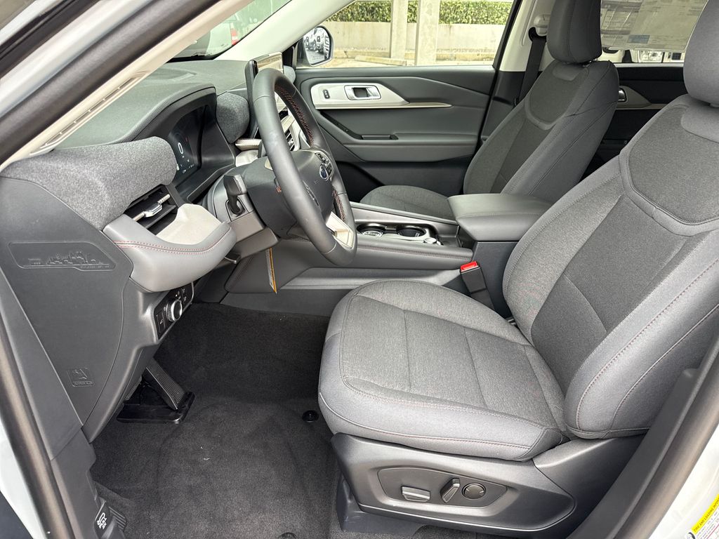 2025 Ford Explorer photo 15