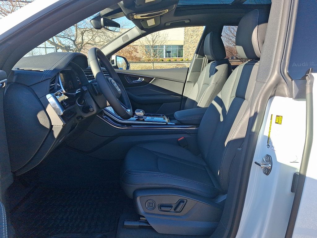 Thumbnail: 2026 Audi Q8 - 6