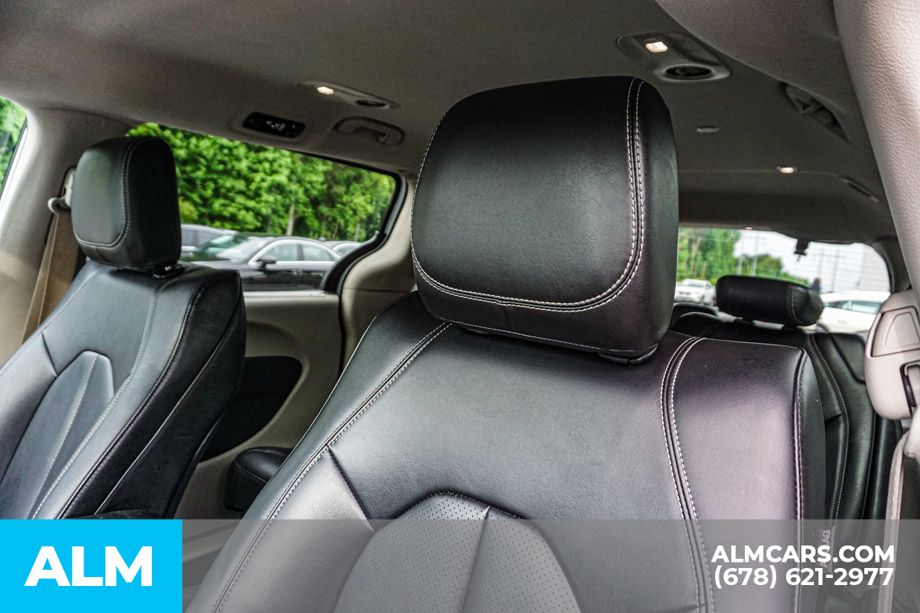 2024 Chrysler Pacifica Touring L photo 17