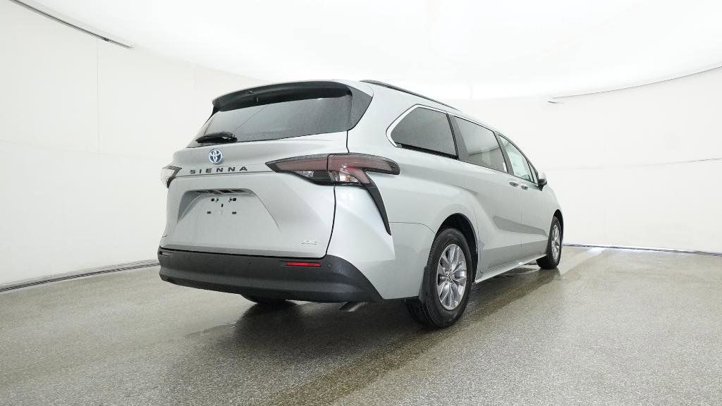 Thumbnail: 2025 Toyota Sienna - 13