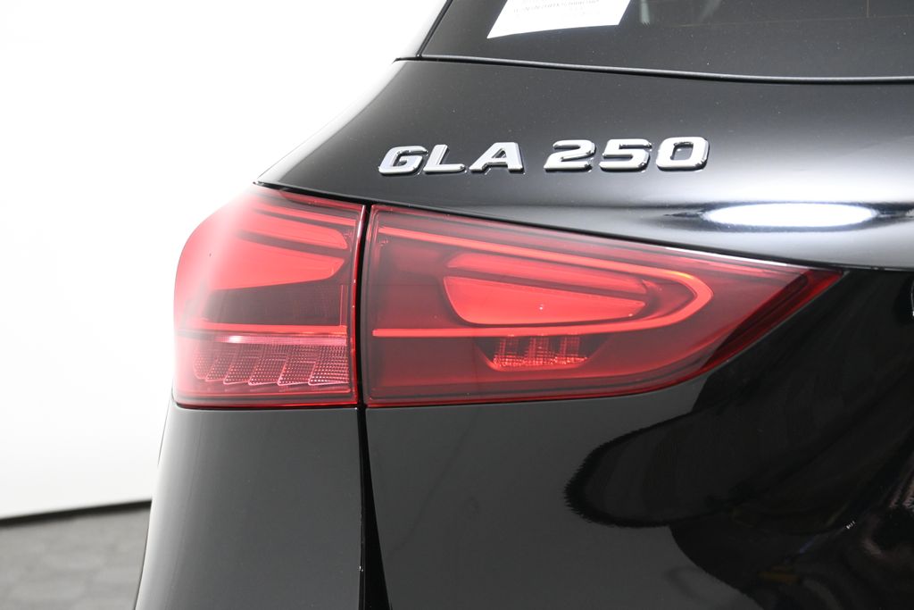 2025 Mercedes-Benz GLA 250 4MATIC 12