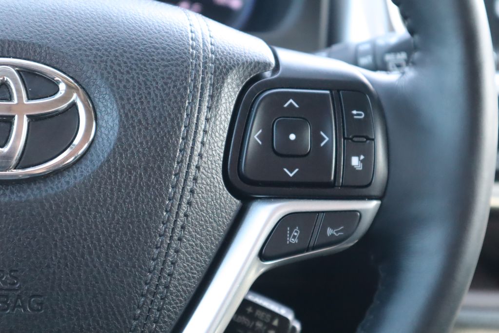 Thumbnail: 2019 Toyota Highlander - 12