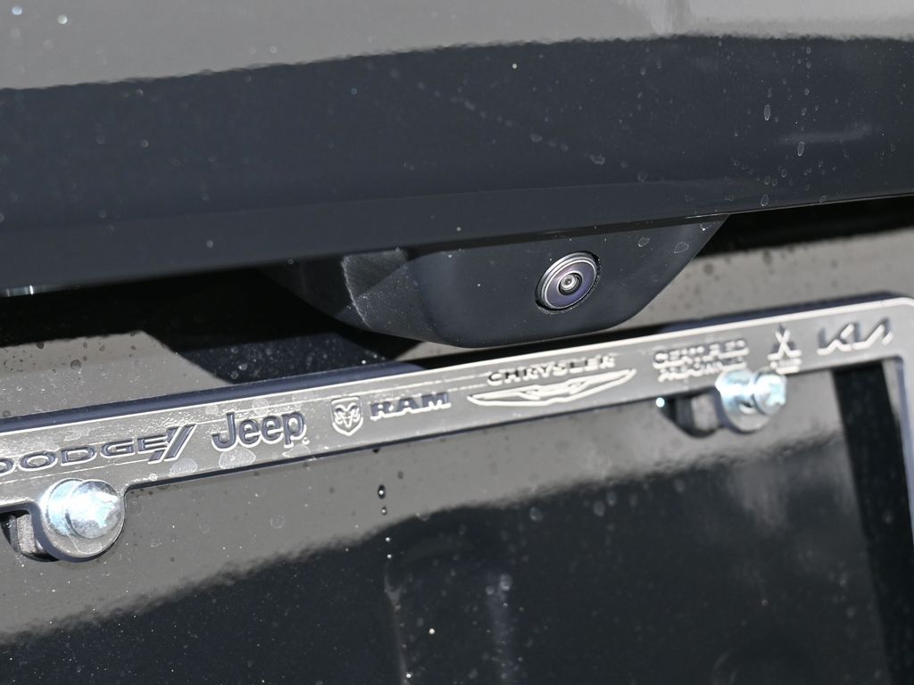 New 2026 Diamond Black Crystal Pearlcoat Jeep Limited image 32