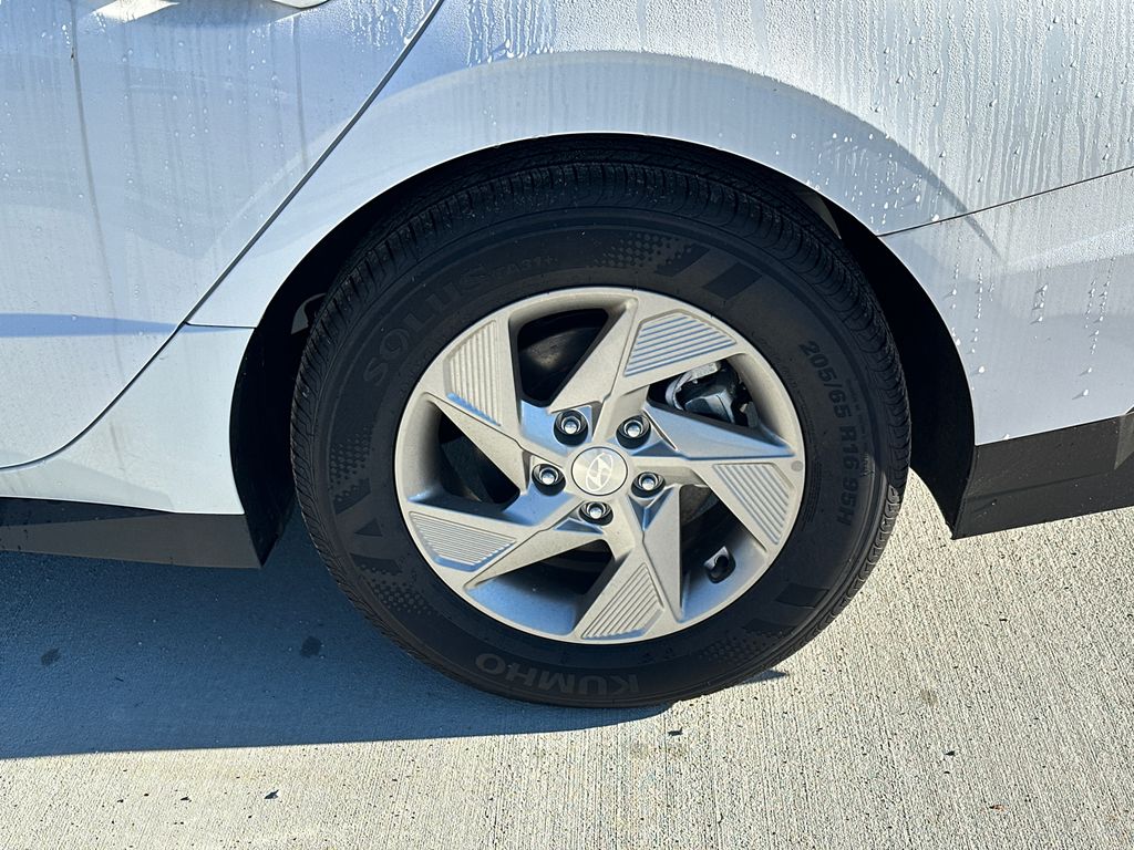 New 2025 White Hyundai SE image 20