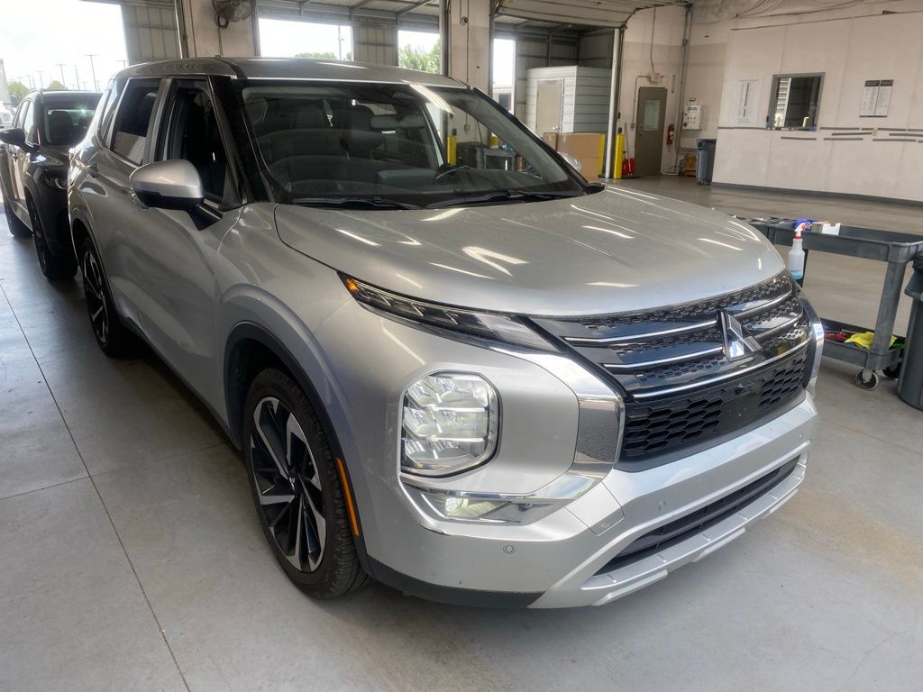 Alloy Silver Metallic 2024 Mitsubishi Outlander SUV / Crossover Front-Wheel Drive Continuously Variable Transmission