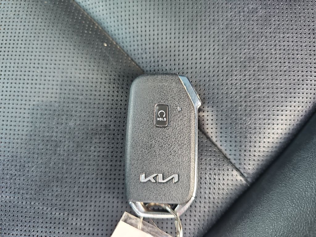 Used 2022 White Kia S image 36