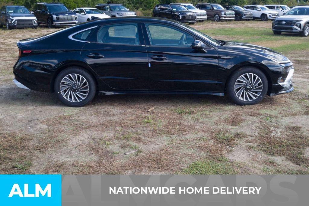 Used 2025 Black Hyundai SEL image 4