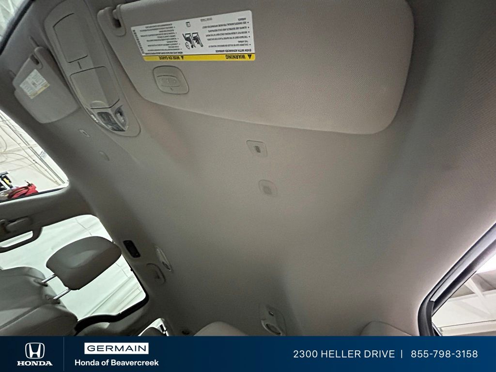 Used 2018 Gray Chrysler Touring L image 27