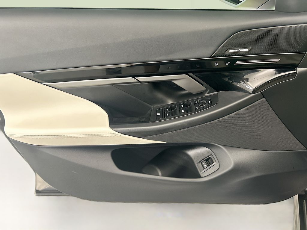 Thumbnail: 2025 BMW 5 Series - 24