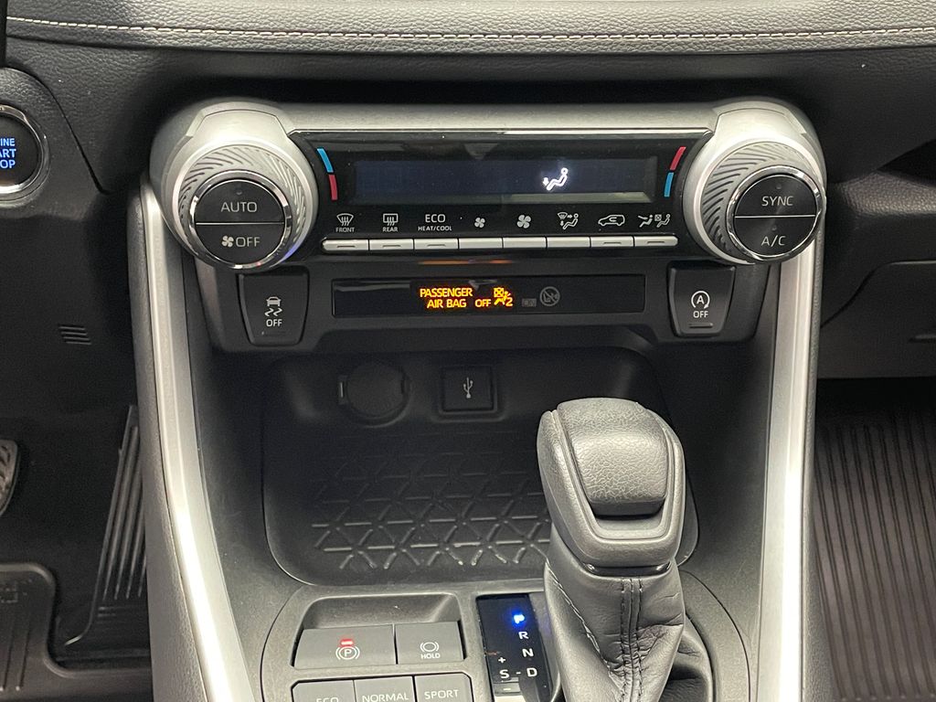 2021 Toyota RAV4 XLE 27