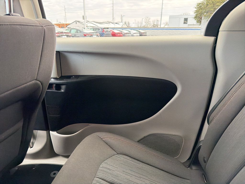 Thumbnail: 2017 Chrysler Pacifica - 25