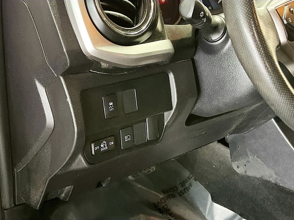 Used 2022 White Toyota SR5 image 10