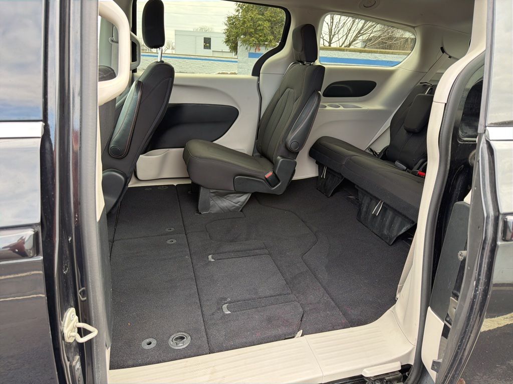 Thumbnail: 2017 Chrysler Pacifica - 19