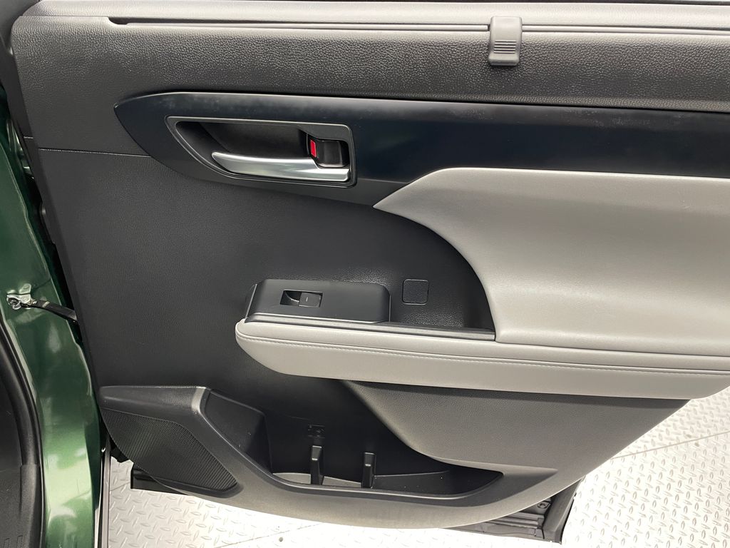2023 Toyota Highlander XLE 23