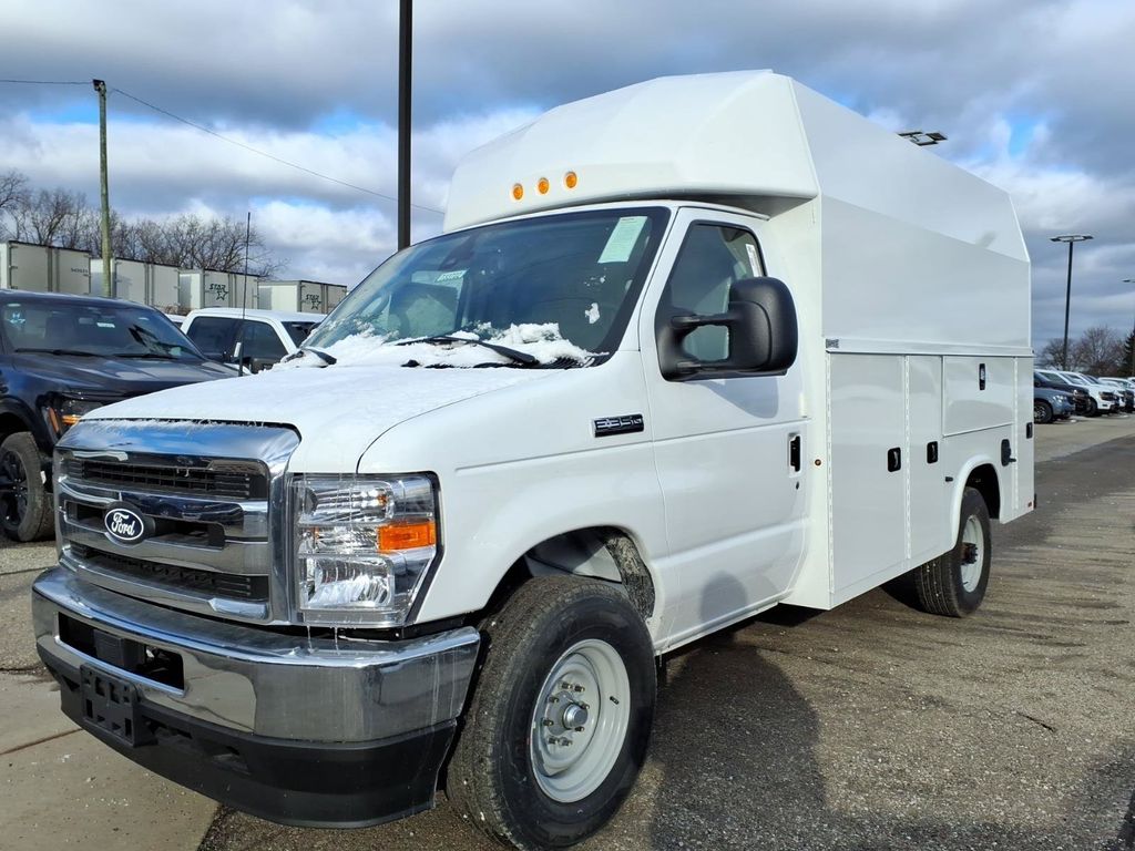 Oxford White 2026 Ford E-Series Chassis Pickup Truck Rear-Wheel Drive 6-Speed Automatic Overdrive