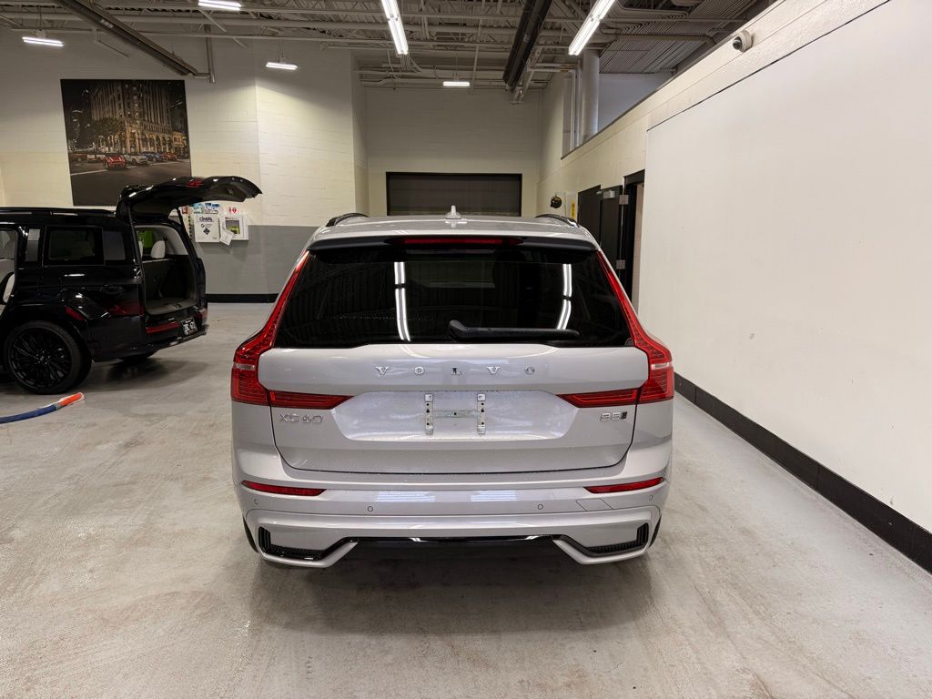 Thumbnail: 2025 Volvo XC60 - 4