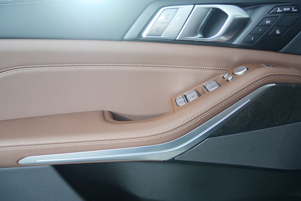 Thumbnail: 2026 BMW X7 - 9
