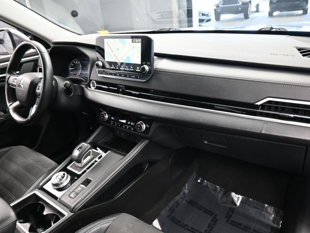 Used 2022 Silver Mitsubishi SE image 30