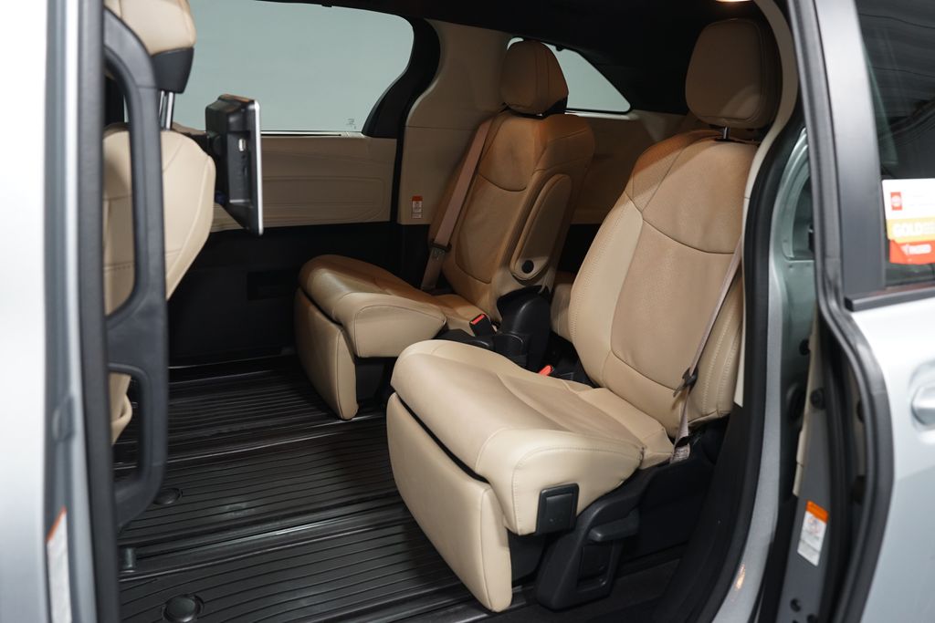 Thumbnail: 2023 Toyota Sienna - 32