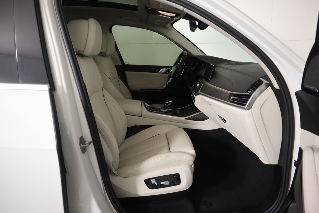 2022 BMW X7 xDrive40i 21