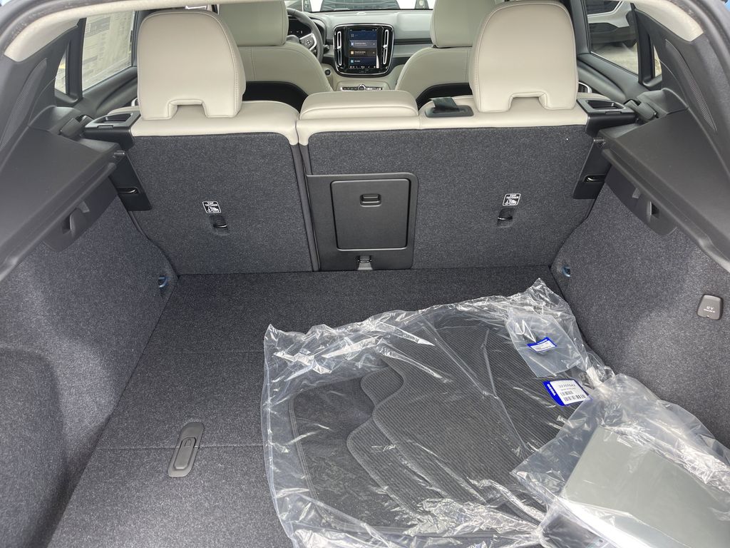 2025 Volvo XC40  photo