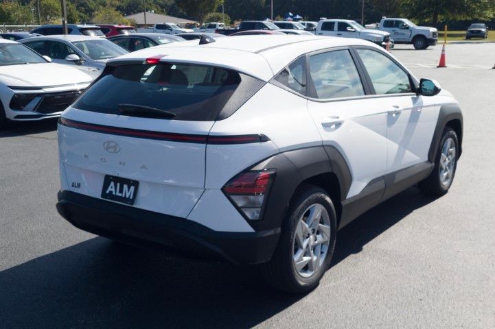 New 2027 White Hyundai SE image 5