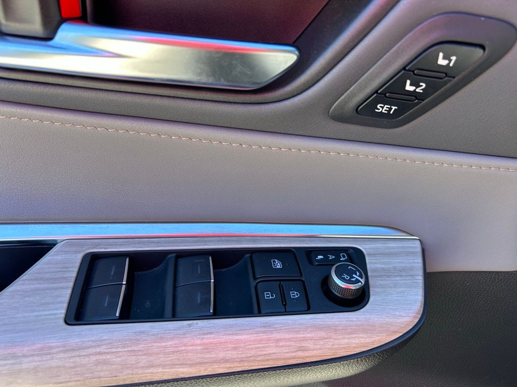 Thumbnail: 2022 Toyota Venza - 17