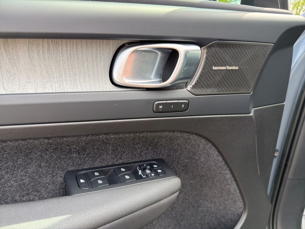 Thumbnail: 2023 Volvo XC40 - 27