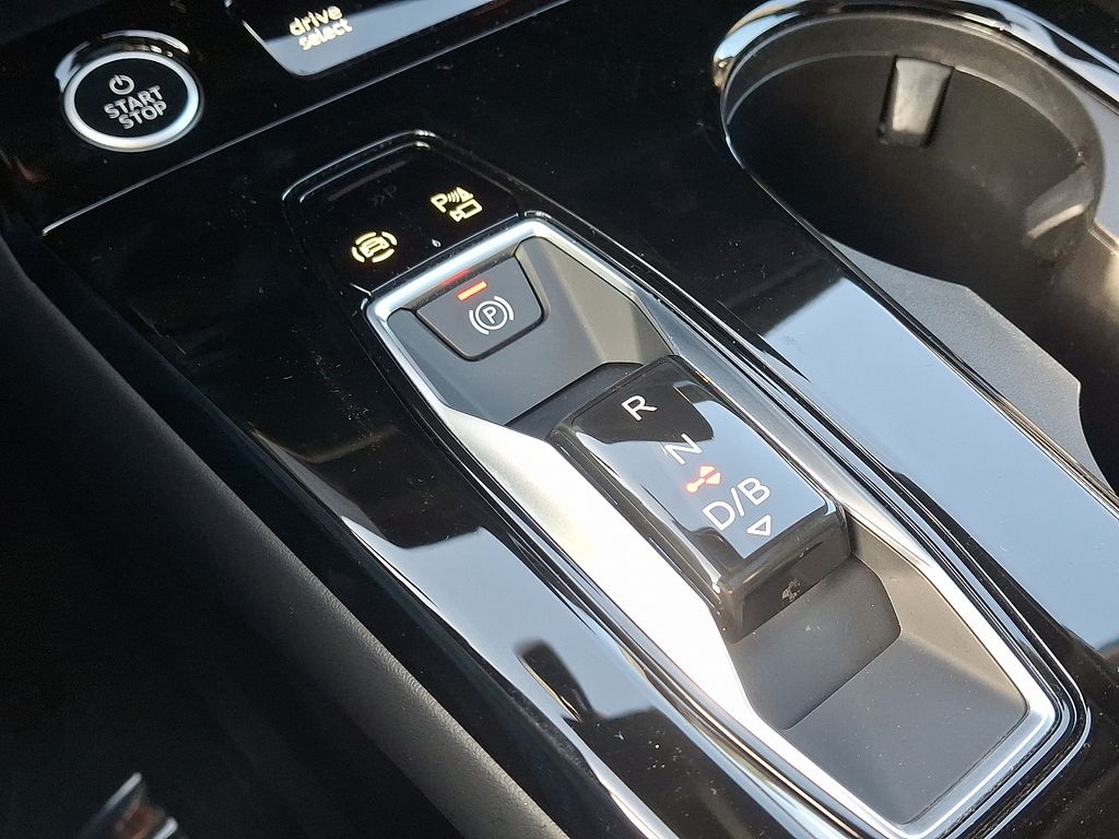 Thumbnail: 2025 Audi Q6 e-tron - 15