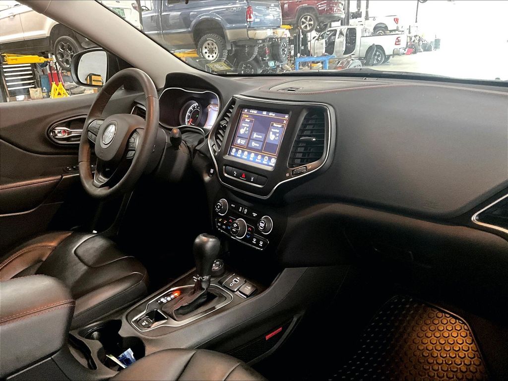2021 Jeep Cherokee — photo 14
