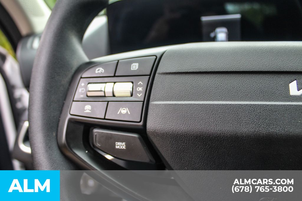 Used 2025 White Kia LXS image 25