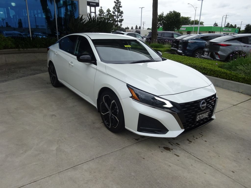 Pearl White Tricoat 2023 Nissan Altima Sedan Front-Wheel Drive Continuously Variable Transmission