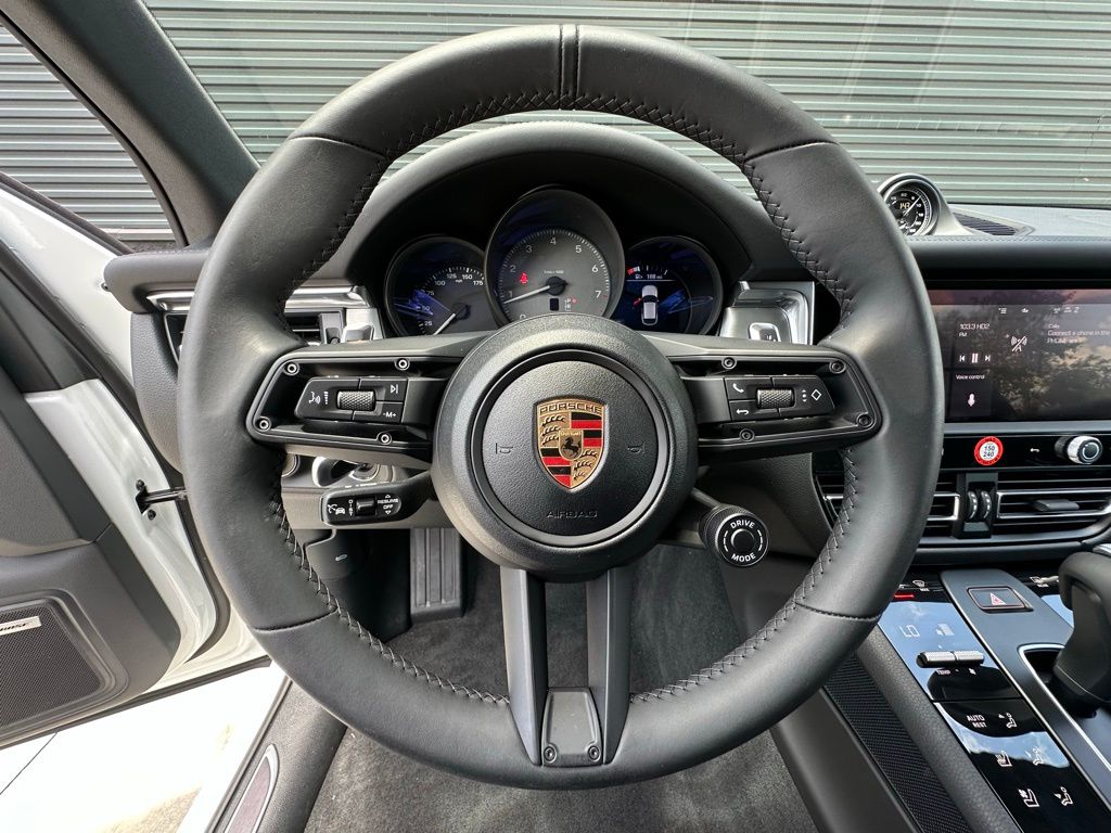 2025 Porsche Macan S 18