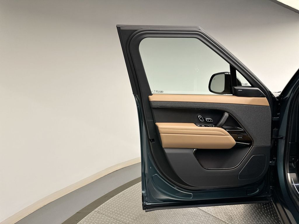 Thumbnail: 2025 Land Rover Range Rover Sport - 8