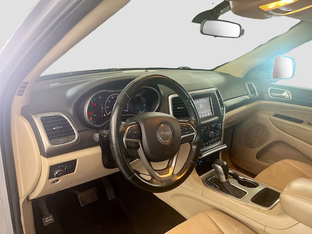 Used 2019 Silver Jeep Laredo image 9