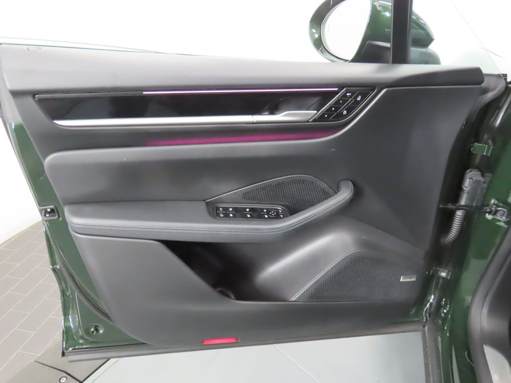 Thumbnail: 2025 Porsche Macan - 31