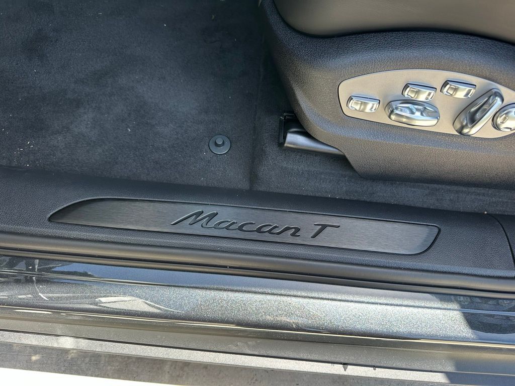 Thumbnail: 2026 Porsche Macan - 23