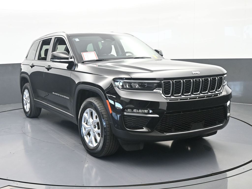 Used 2024 Diamond Black Crystal Pearlcoat Jeep Limited image 9