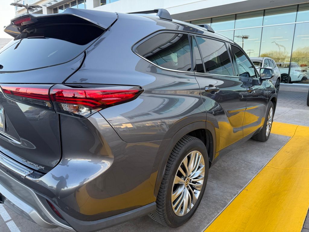 Thumbnail: 2021 Toyota Highlander - 5