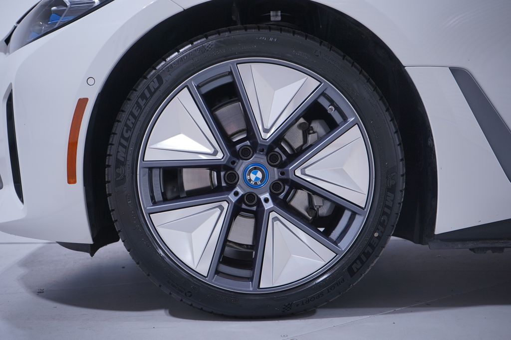 Thumbnail: 2023 BMW i4 - 2