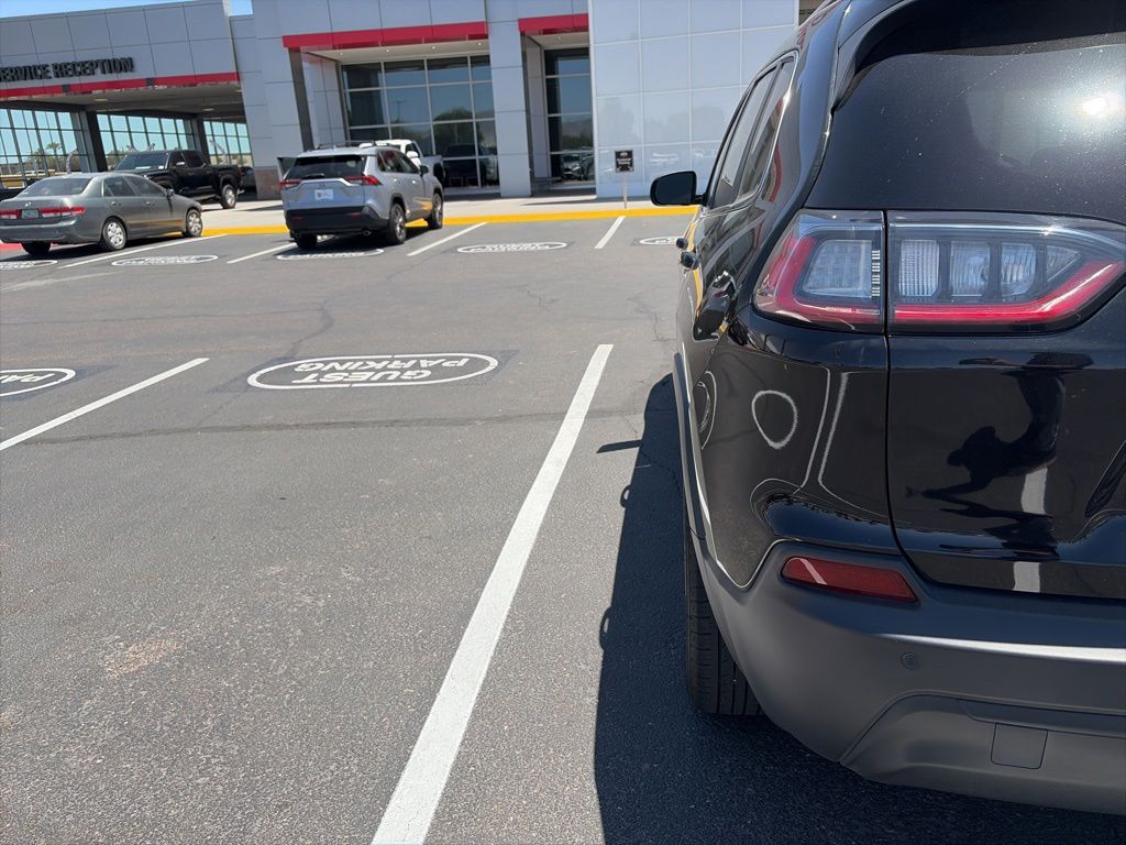 Thumbnail: 2019 Jeep Cherokee - 7
