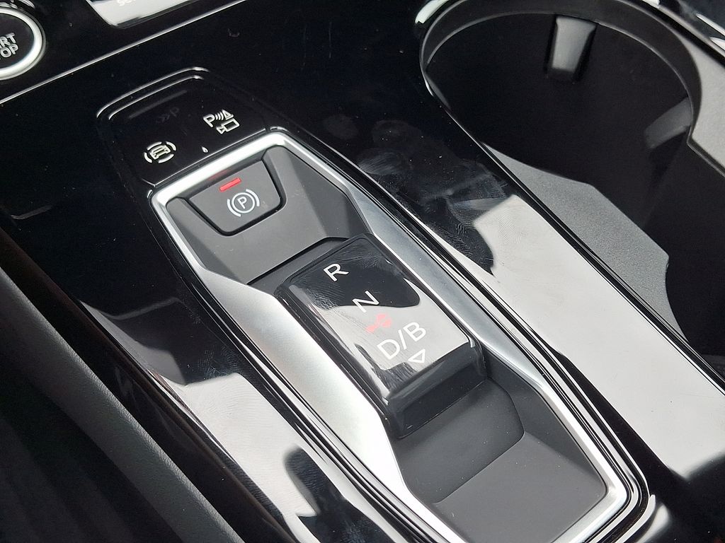 Thumbnail: 2025 Audi Q6 e-tron - 15