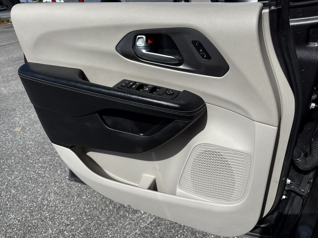 Used 2022 Chrysler Pacifica Van